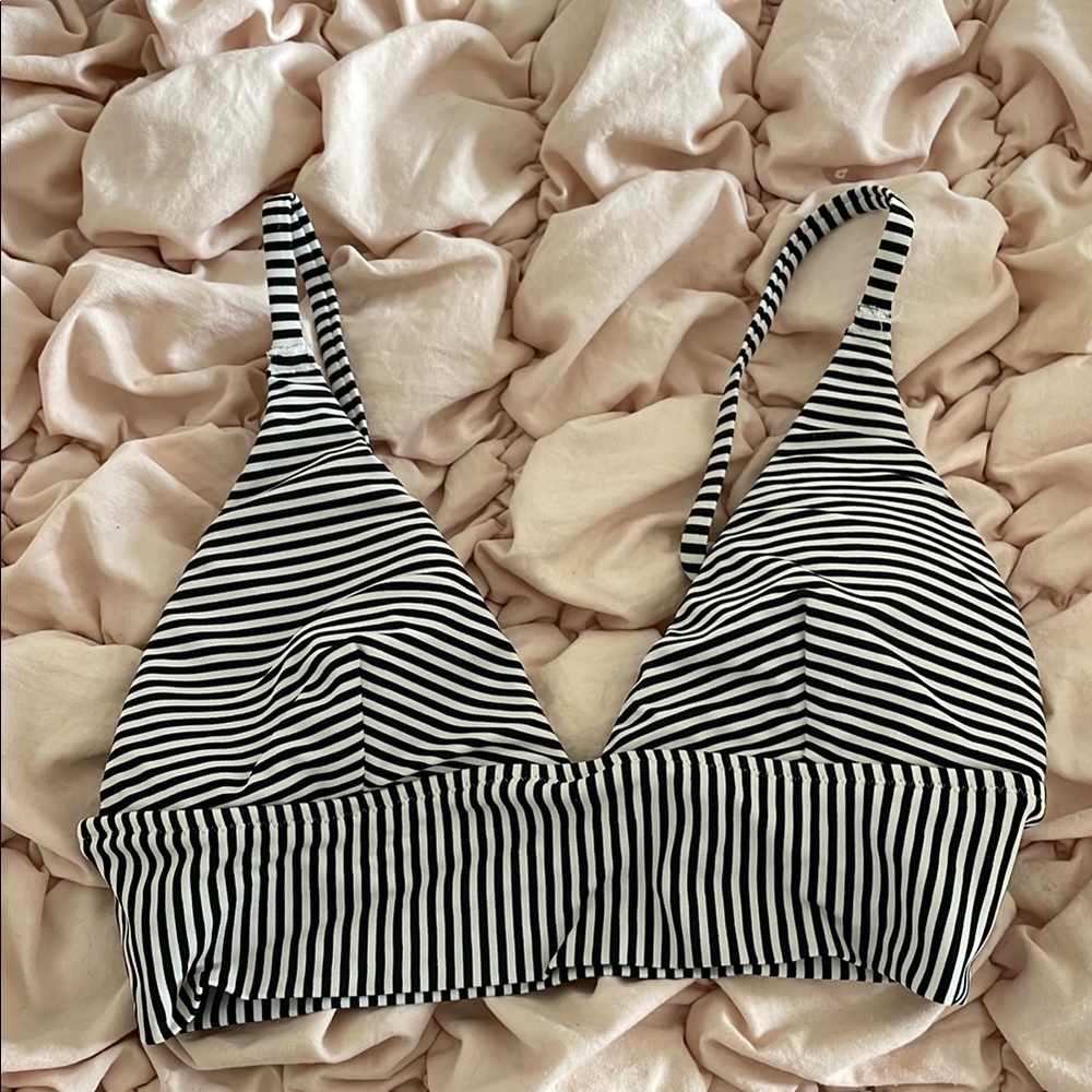 Aerie bikini top, size XS, has removable pads